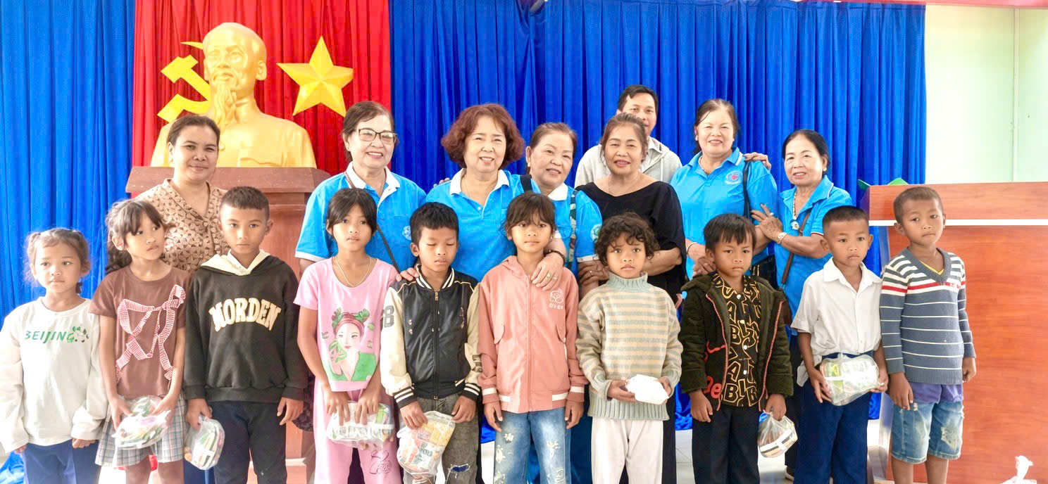 Những phần quà nhỏ mang yêu thương cho trẻ em vùng núi khó khăn
